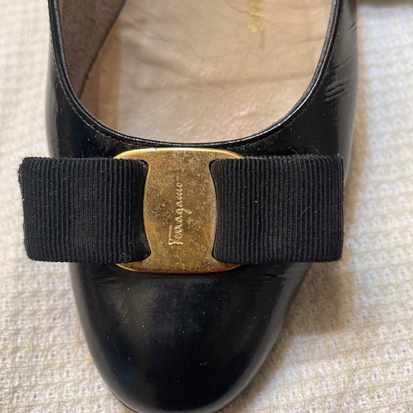 VGT Salvatore Ferragamo boutique black bow with gold tone size 6 shoes used - Picture 3 of 7